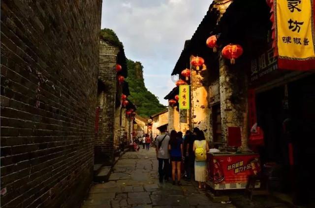 湖南浏阳举办年货集市 特色美食走俏